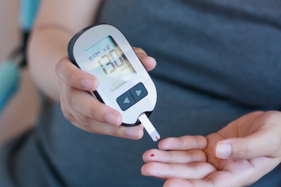 Test Blood Glucose For Diabetes in Pregnant Woman With Glucometer