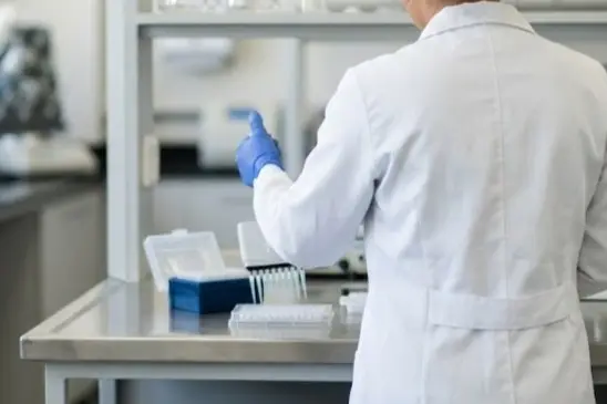 Farmacêutica trabalhando em laboratório